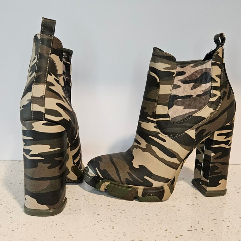 Gianni Bini Camouflage Platform Boots 7M